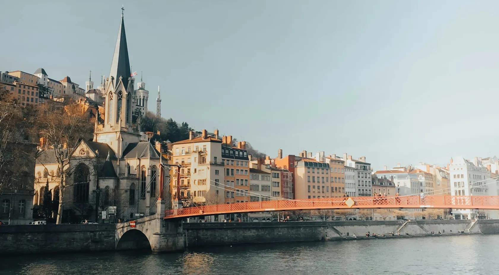 Le Vieux-Lyon, l'église Saint-Georges et la passerelle sur la Saône, sous la colline de Fourvière : ouverture de porte claquée à Lyon et dans toute la Métropole